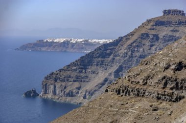 Santorini iki kişilik özel bir tatil yeri. Romantik köşeler, sonsuz deniz manzaraları, beyaz binalar ve mavi kubbeli kiliseler.