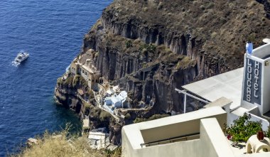 Santorini adası güzel manzarasıyla ünlüdür ve dünyanın dört bir yanından birçok turist tarafından ziyaret edilir.
