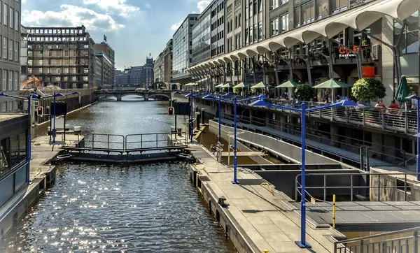 Hamburg eşsiz mimarisi ile ünlüdür, modern yüksek binalarla liman şehrinin tarihi binalarını harmanlamaktadır.