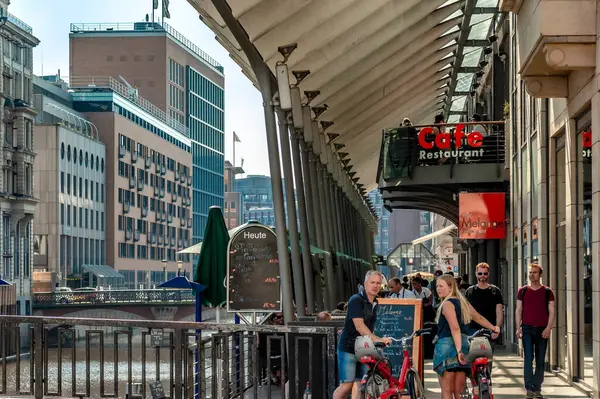 Hamburg eşsiz mimarisi ile ünlüdür, modern yüksek binalarla liman şehrinin tarihi binalarını harmanlamaktadır.