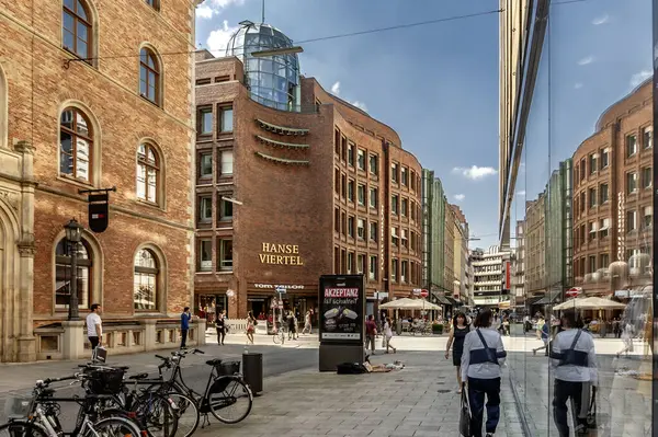 Hamburg eşsiz mimarisi ile ünlüdür, modern yüksek binalarla liman şehrinin tarihi binalarını harmanlamaktadır.