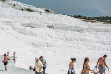 Türkçe 'de herkes nefes kesici manzarayı sever.