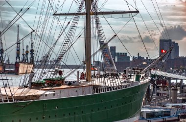 Hamburg limanından her gün ilginç seyahatler oluyor.