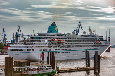 Büyük turist gemileri Hamburg limanına doğru yelken açıyor.