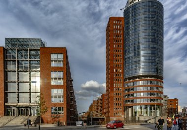 Filarmoni salonu Hamburg 'daki Elbe Nehri' ne çok işlevli bir tesis olarak inşa edildi.