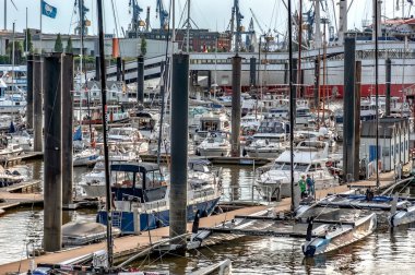 Gemiler ve yelkenliler Elbe nehri boyunca limanda demirlediler.