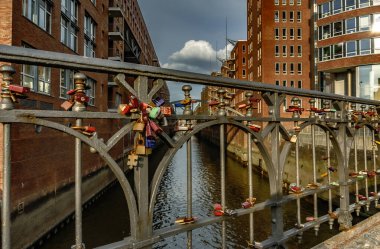 İyi asma kilit paslanmaz ve dışarıda yıllarca hayatta kalır.