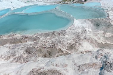 Dünyanın doğal harikası hindide kireçtaşı terasları olan pamukkale.