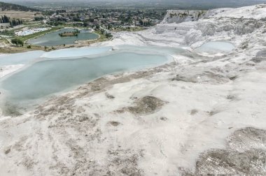 Turistler hindideki pamuklahananın cazibesine ve benzersiz doğal mucizesine hayran kalmak için akın ediyorlar.