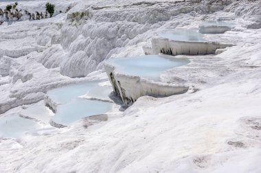 Pamukkale binlerce yıl önce oluşmuş doğal bir fenomendir ve dev pamuk şelalelerine benzeyen beyaz kireçtaşı teraslarından oluşmuştur.