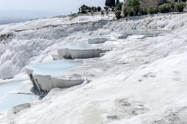 Pamukkale binlerce yıl önce oluşmuş doğal bir fenomendir ve dev pamuk şelalelerine benzeyen beyaz kireçtaşı teraslarından oluşmuştur.