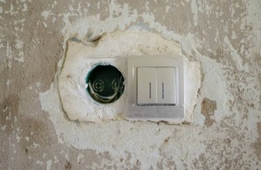 Ev tadilatı, yeni anahtarlar. Evdeki elektrik düğmelerinin değiştirilmesi.