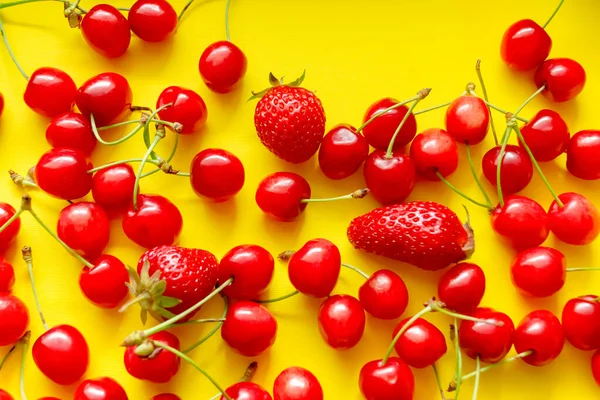 Red Cherries Strawberries Yellow Background Summer Colors Lot Cherry Berries — Stock Photo, Image