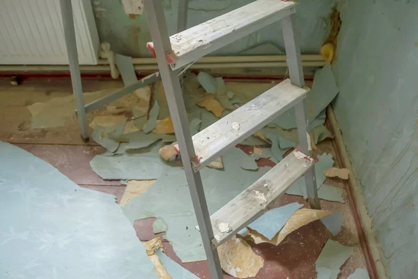 Hay Mucho Papel Pintado Suelo Hay Una Escalera Renovación Habitación — Foto de Stock