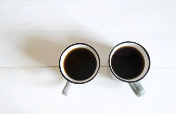 Białym Tle Wyróżniają Się Dwie Filiżanki Kawy Widok Góry Dwie — Zdjęcie stockowe