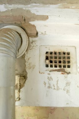 Kaput evin içinden havalandırma gibi bir şey. Evin içindeki bacada eski havalandırma sistemi var..