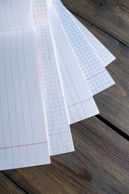 Bir sürü açık defter ve kafes var. Eğitim - öğrenim yılı, not defterleri.