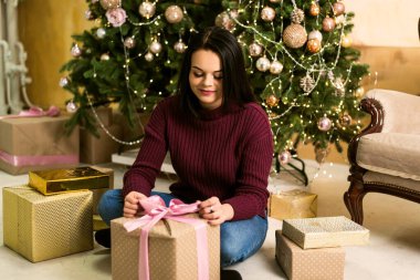 Noel 'de hediye ile süslenmiş genç bir kadın..