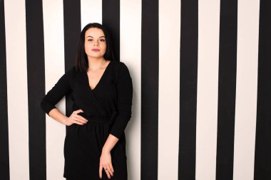 stüdyoda poz siyah elbiseli kadın