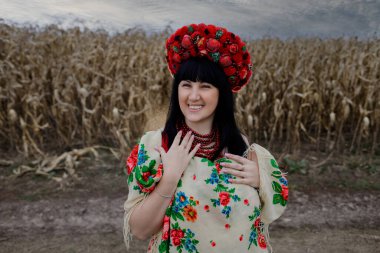 Kırmızı çelenkli Ukraynalı kız.