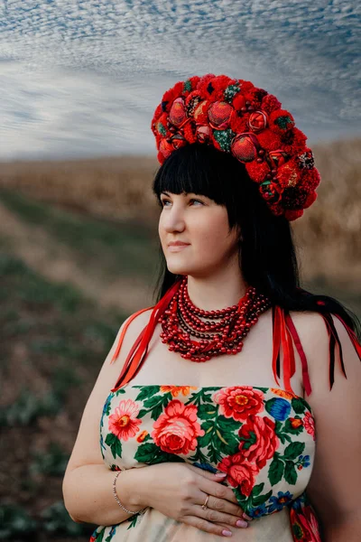 ウクライナの女の子で赤い花輪 — ストック写真