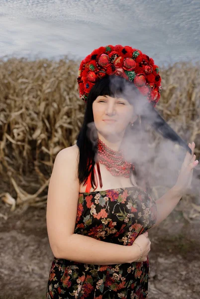 頭に赤い花輪を持つ少女の肖像画 — ストック写真