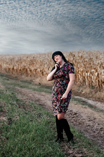トウモロコシ畑の少女の肖像画です — ストック写真
