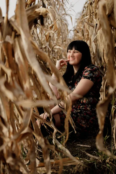 トウモロコシ畑の少女の肖像画です — ストック写真