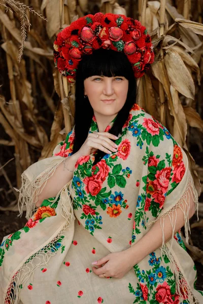 Kırmızı Çelenkli Ukraynalı Kız — Stok fotoğraf