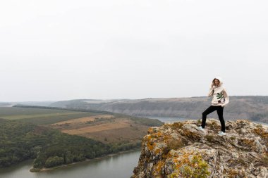Uçurumun kenarındaki adam