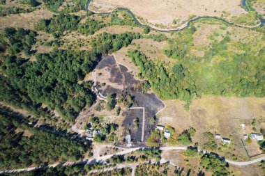 Evin etrafında yangın var. Yukarıdan görünüm