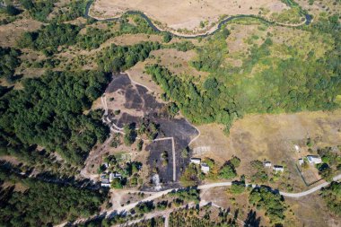 Evin etrafında yangın var. Yukarıdan görünüm