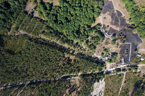Evin etrafında yangın var. Yukarıdan görünüm