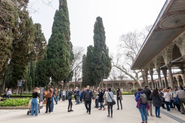 İstanbul Sultanahmet bölgesindeki ünlü Mavi Cami 'nin yanından geçen turistler görülüyor. Mavi Cami Osmanlı döneminden kalma tarihi bir camidir. 1609 ve 1616 yılları arasında inşa edilmiştir..