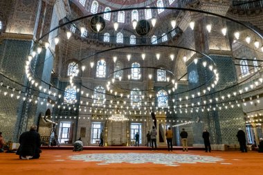 Yeni Cami olarak da bilinen Yeni Cami 'de namaz kılan insanlar, Türkiye' nin İstanbul kentindeki Osmanlı mimarisinin çarpıcı bir örneği. Büyük kubbesi ve iki minaresi tarihi Eminn bölgesinin ufuk çizgisine egemen olurken, iç kısımları da... 