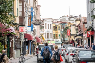 İnsanlar, Türkiye 'nin İstanbul kentinin Avrupa yakasında yer alan tarihi bir mahalle olan Balat' ı keşfediyorlar. Renkli evleri, dar kaldırımlı caddeleri ve Altın Boynuz manzarası ile tanınan Balat, ziyaretçiler için popüler bir yer.