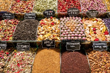 İnsanlar, 61 kapalı caddeye yayılmış 4 binden fazla dükkanın yer aldığı, dünyanın en büyük ve en eski kapalı pazarlarından biri olan İstanbul 'daki The Grand Bazaar' ı keşfediyorlar. Ziyaretçiler kendilerini bir tekstil, mücevher, baharat, seramik labirentine daldırabilirler.