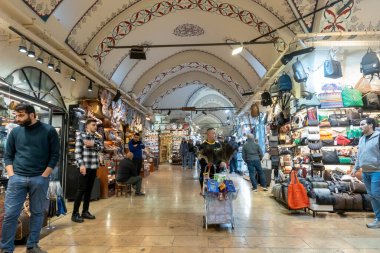 İnsanlar, 61 kapalı caddeye yayılmış 4 binden fazla dükkanın yer aldığı, dünyanın en büyük ve en eski kapalı pazarlarından biri olan İstanbul 'daki The Grand Bazaar' ı keşfediyorlar. Ziyaretçiler kendilerini bir tekstil, mücevher, baharat, seramik labirentine daldırabilirler.