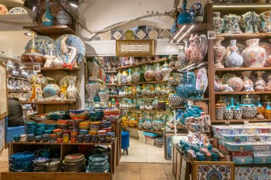 Dünyanın en büyük ve en eski kapalı pazarlarından biri olan İstanbul 'daki The Grand Bazaar' da seramik kapsamında 61 caddeye yayılmış 4 binden fazla dükkan bulunuyor. Ziyaretçiler kendilerini tekstil, mücevher ve baharatlardan oluşan bir labirente sokabilirler. 