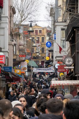 Kadky, İstanbul, Türkiye 'nin Asyalı kesiminde, hareketli sokak hayatı, moda kafeleri ve renkli pazarlarıyla tanınan hareketli bir ilçedir. Yerel halk ve turistler için oldukça popüler bir yer. Eşsiz bir modernite karışımı sunuyorlar. 