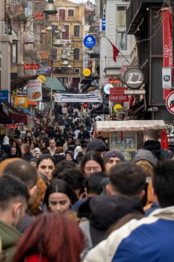 Kadky, İstanbul, Türkiye 'nin Asyalı kesiminde, hareketli sokak hayatı, moda kafeleri ve renkli pazarlarıyla tanınan hareketli bir ilçedir. Yerel halk ve turistler için oldukça popüler bir yer. Eşsiz bir modernite karışımı sunuyorlar. 