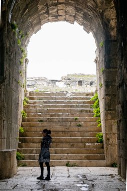 Türkiye 'deki Miletus harabelerini ziyaret eden turistler, Helenistik ve Roma dönemlerinin olağanüstü mühendislik ve mimarisini gözler önüne seren çarpıcı ve geniş antik binalar koleksiyonuna sahipler.. 