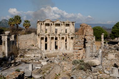 Türkiye 'nin Efes kentindeki Celsus Kütüphanesi, antik Romalıların etkileyici mimari ve mühendislik becerilerini gösteren görkemli ve ikonik bir yapı. Ziyaretçiler güzelliğe, büyük girişe ve eski sevgiliye hayret edebilir.