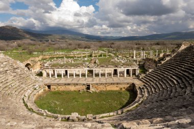 Aphrodisias, Türkiye etkileyici bir antik binalar ve sanat eserleri koleksiyonunun yer aldığı çarpıcı ve iyi korunmuş bir arkeoloji sahası. Ziyaretçiler, etkileyici Stadyum ve Tapınak da dahil olmak üzere dikkat çekici derecede korunmuş yapıları keşfedebilirler.