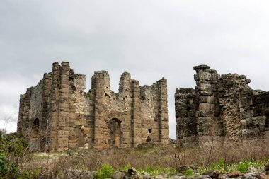 Türkiye 'nin Aspendos kenti, dünyaca ünlü Aspendos Tiyatrosu da dahil olmak üzere Roma mimarisi ve mühendisliğinin en etkileyici örneklerini barındıran çarpıcı ve iyi korunmuş bir antik kent. Ziyaretçiler muhbirin olağanüstü kalıntılarını keşfedebilirler.
