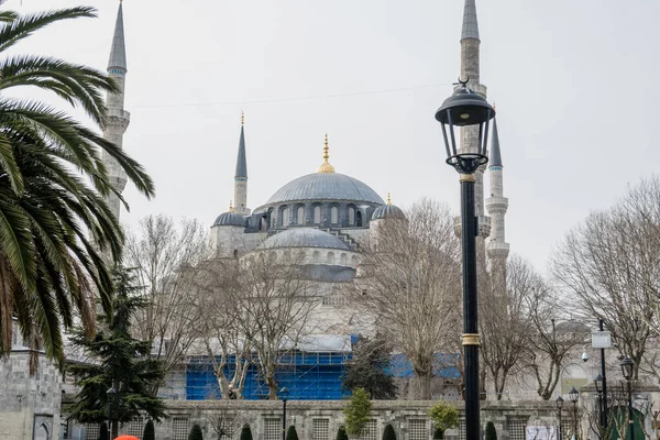 游客们走过伊斯坦布尔苏丹哈迈特地区著名的蓝色清真寺 蓝色清真寺是奥斯曼帝国时期的历史皇家清真寺 它建于1609年至1616年艾哈迈德一世统治时期 — 图库照片