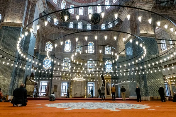 Люди Молятся Мечети Йени Известной Новая Мечеть Яркий Пример Османской — стоковое фото