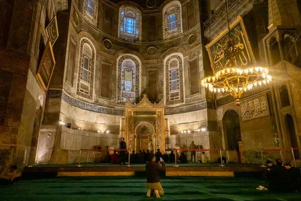 游客和当地人参观了位于土耳其伊斯坦布尔的令人叹为观止的建筑杰作Hagia Sophia 该建筑数百年来一直是教堂 清真寺和博物馆 它的穹顶飞扬 镶嵌着复杂的镶嵌画 历史丰富 至今仍是一个同义词 — 图库照片