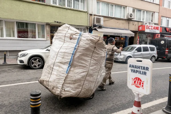 Isztambuli Beiktában Újrahasznosítást Gyakran Olyan Férfiak Gyűjtik Akik Kocsikkal Vagy — Stock Fotó