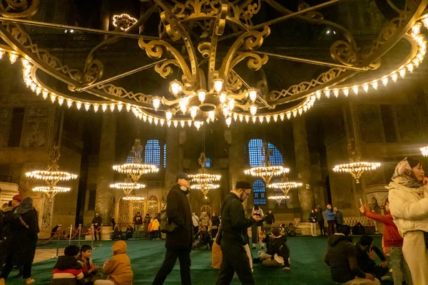 游客和当地人参观了位于土耳其伊斯坦布尔的令人叹为观止的建筑杰作Hagia Sophia 该建筑数百年来一直是教堂 清真寺和博物馆 它有着飞舞的穹顶 复杂的马赛克建筑和丰富的历史 至今仍保留着 — 图库照片